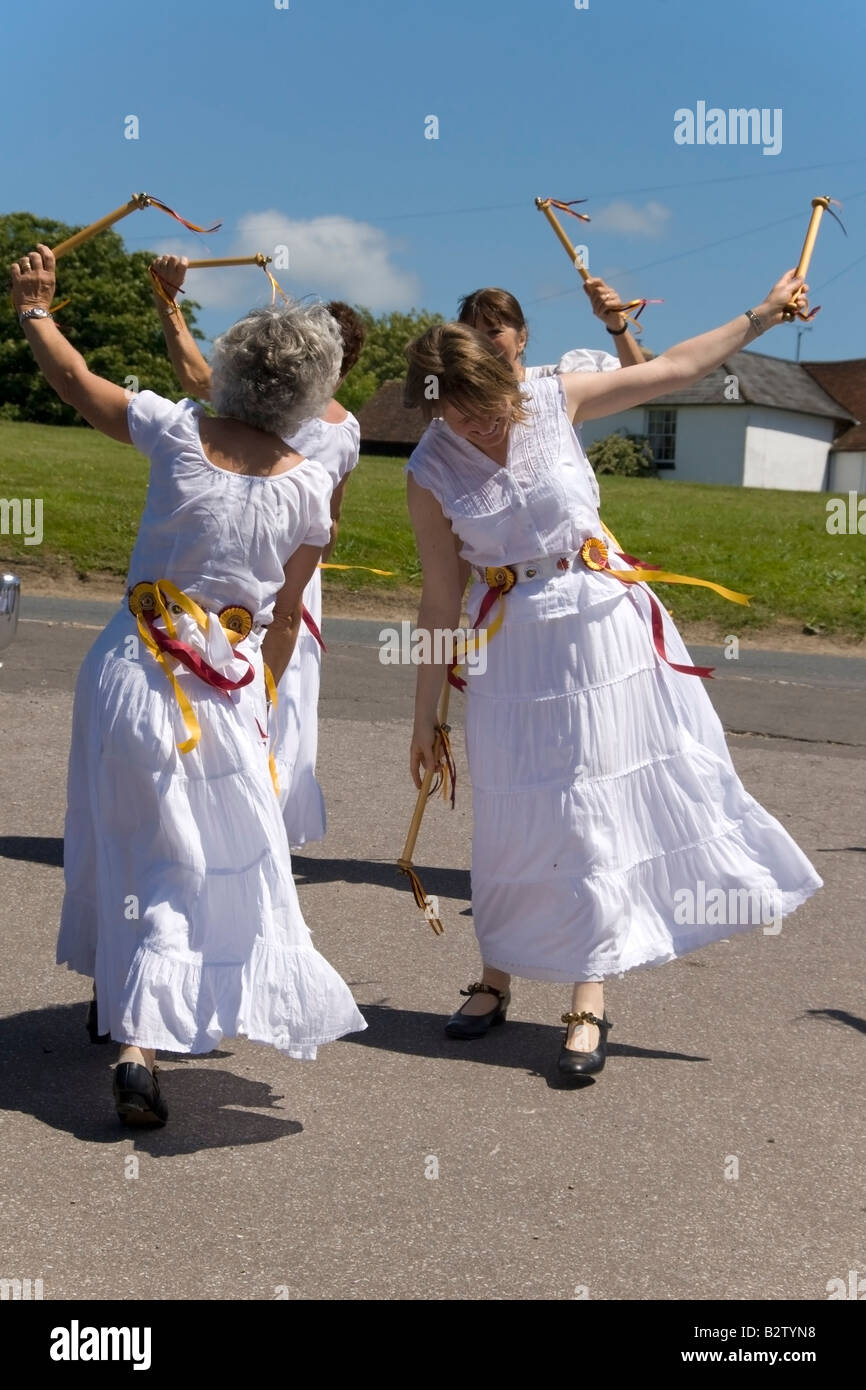 Sommer-Sonnenwende Morris Dancers, Rushlake Green, East Sussex, England. Stockfoto