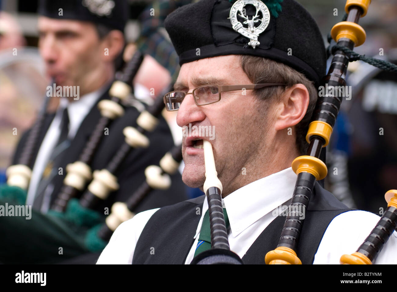 Die Parade, das Edinburgh International Festival zu öffnen: close-up der Dudelsack Spieler Dudelsackkapelle. Stockfoto