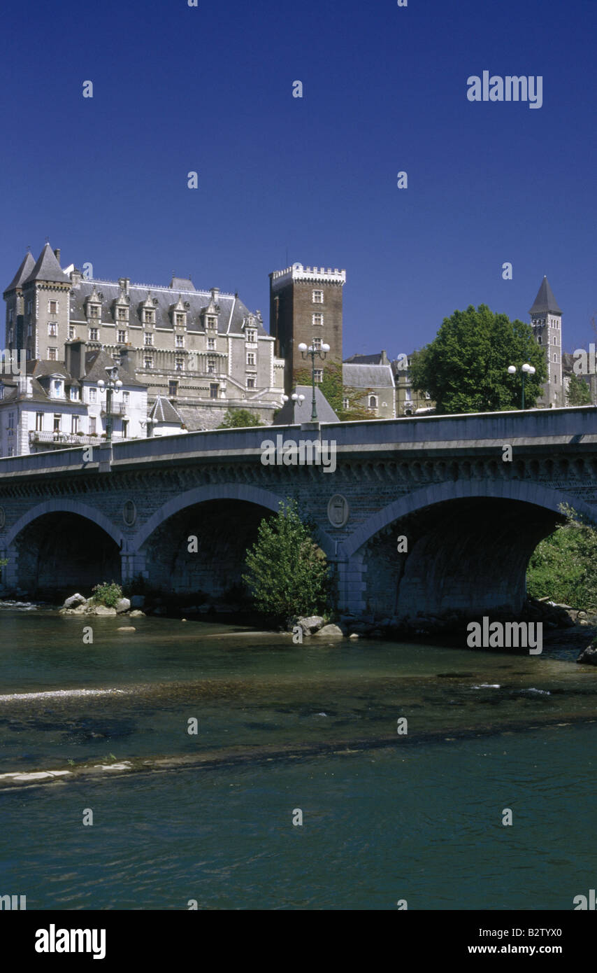Schloss C14th umgestaltete C19th Brücke Fluss gab PAU BÉARN Frankreich Stockfoto