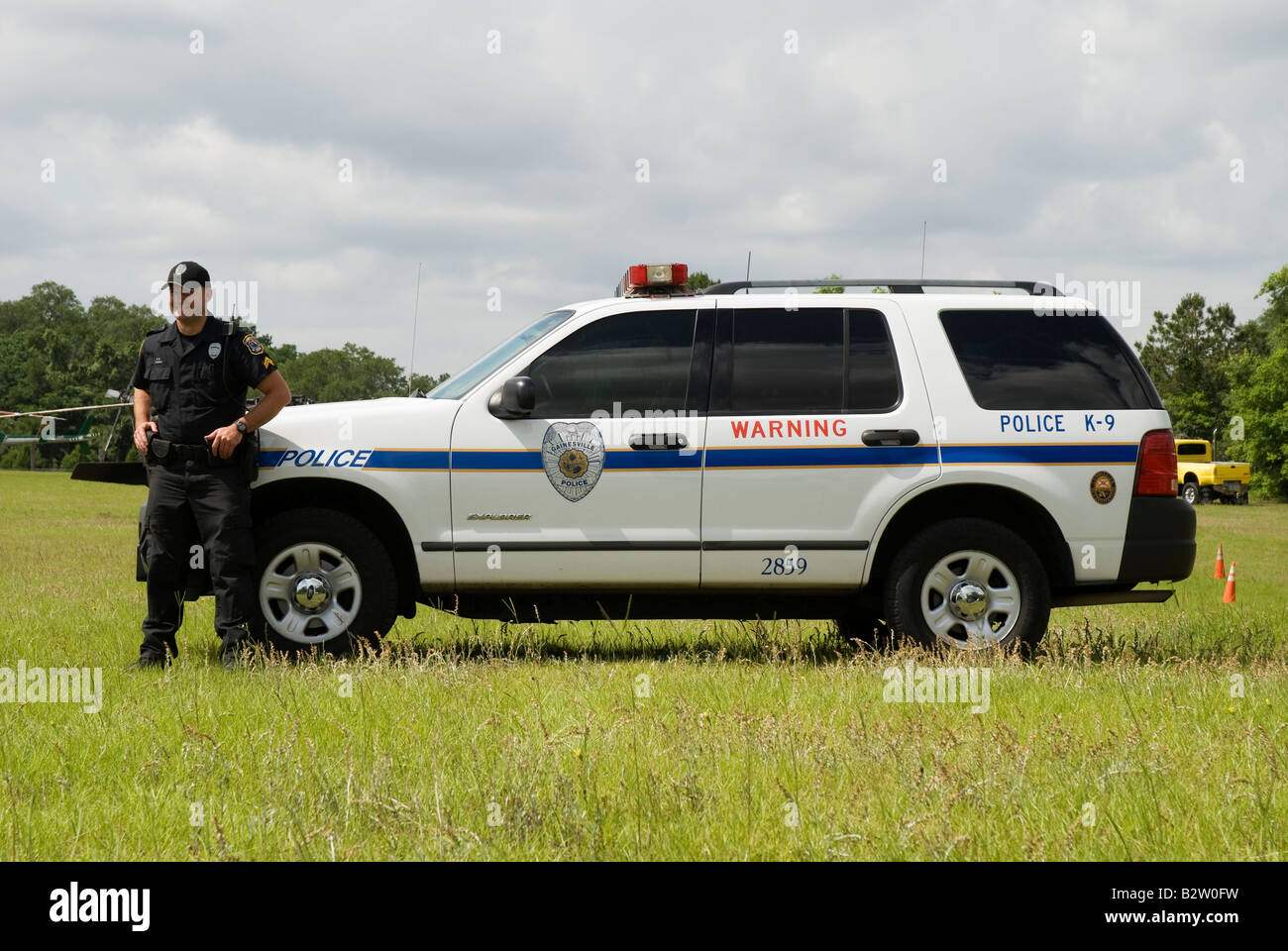 K 9 Polizist steht neben seinem Fahrzeug während der Demonstration am fairen Gainesville Florida Stockfoto