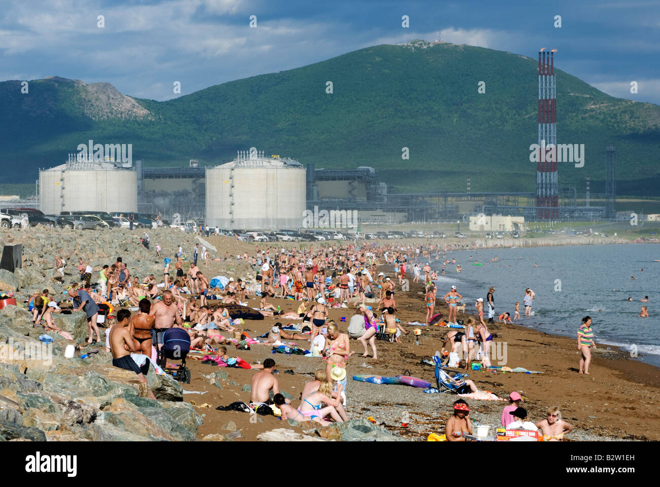 Belebten Strand am Prigorodnoye in der Nähe von Korsakow auf Sachalin mit LNG-Tanks von Shell 2008 gebaut Stockfoto