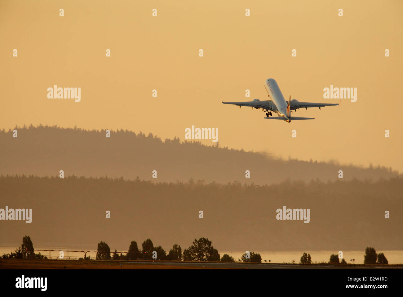 Embraer 190 Air Canada Flugzeug abheben in den frühen Morgenstunden Victoria British Coolumbia Kanada Stockfoto