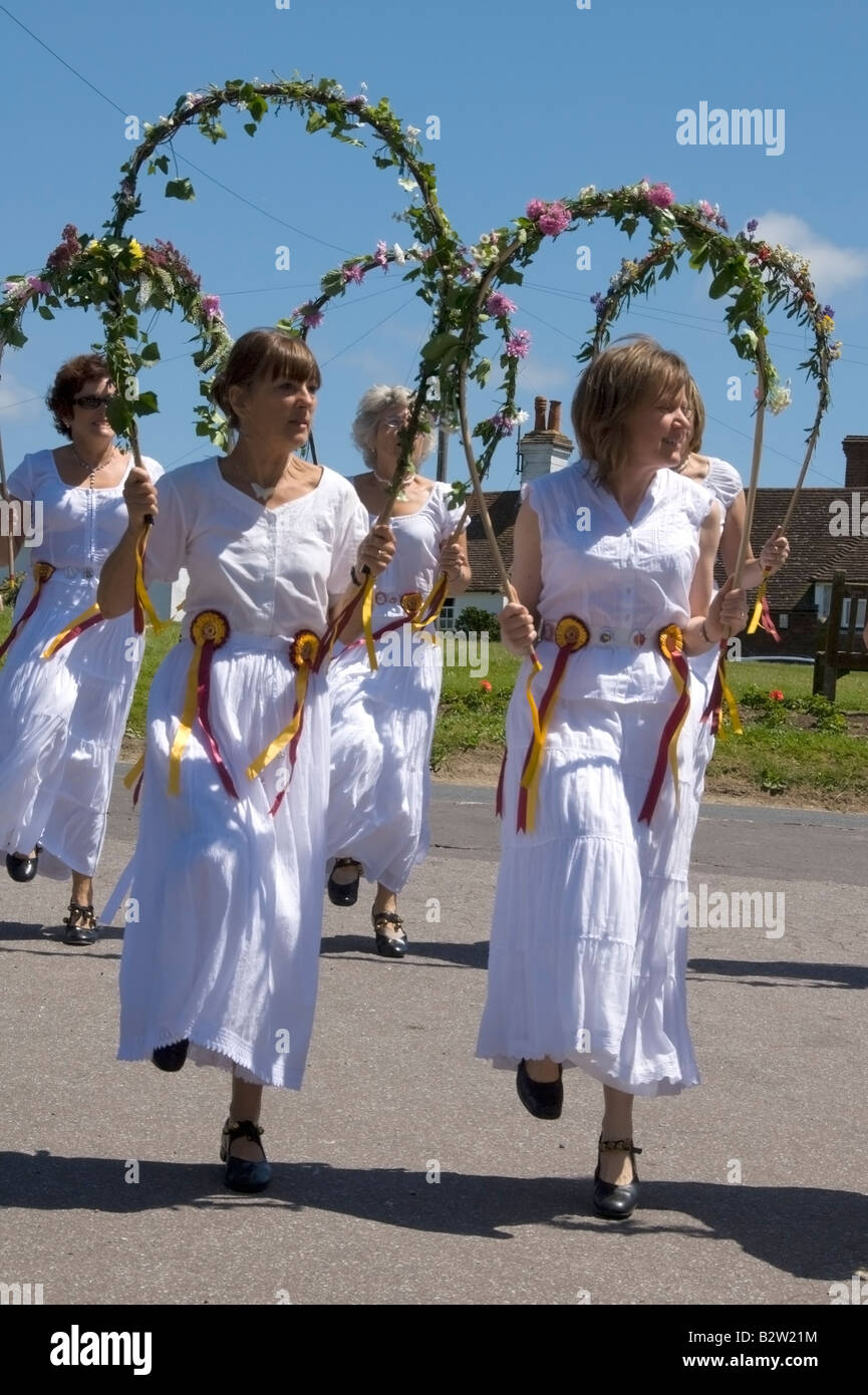 Sommer-Sonnenwende Morris Dancers, Rushlake Green, East Sussex, England. Stockfoto