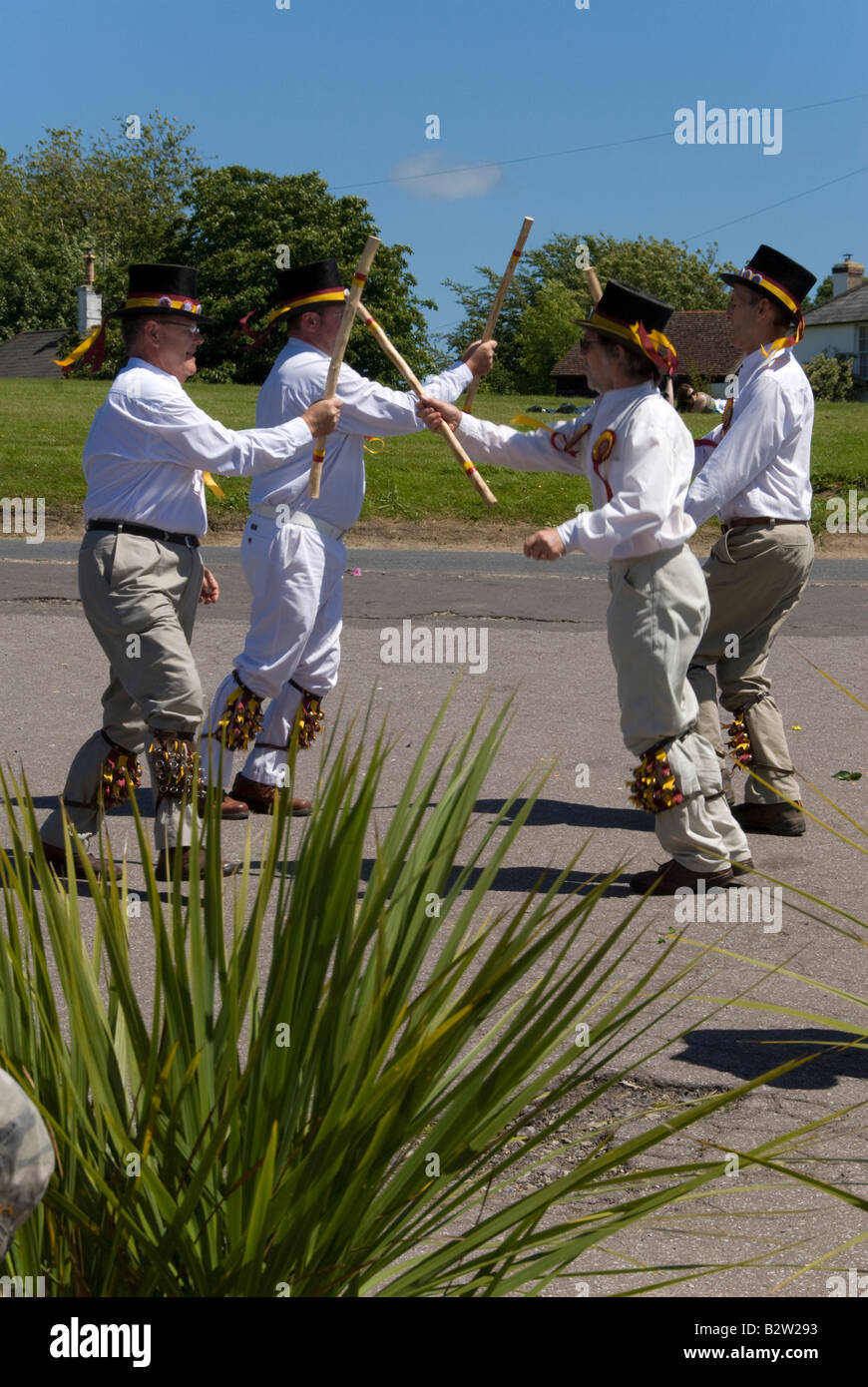 Sommer-Sonnenwende Morris Dancers, Rushlake Green, East Sussex, England. Stockfoto