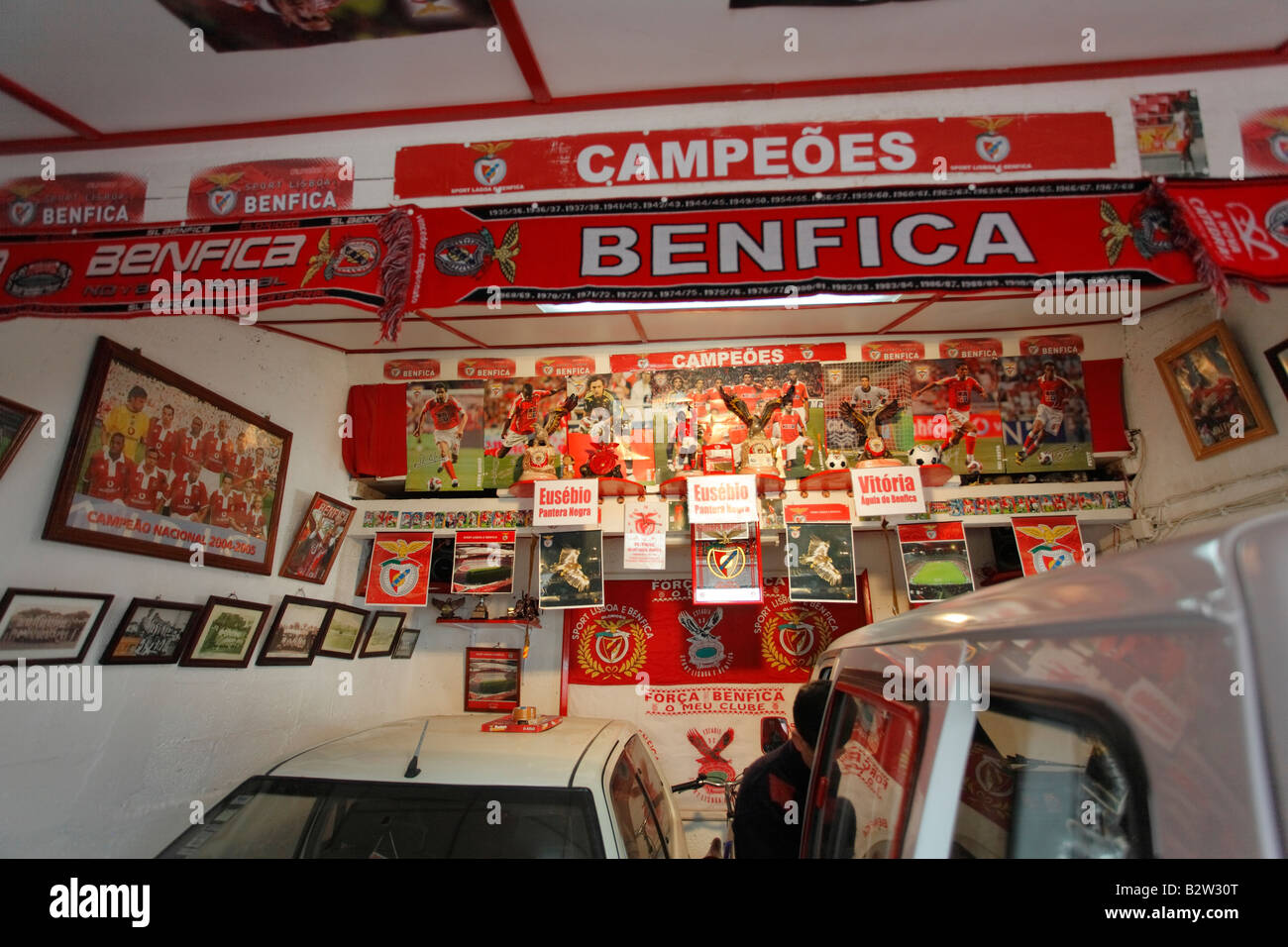 Portugiesische Fußball-Club SL Benfica Erinnerungsstücke, in der Garage ein Club-Fan. Azoren, Portugal Stockfoto