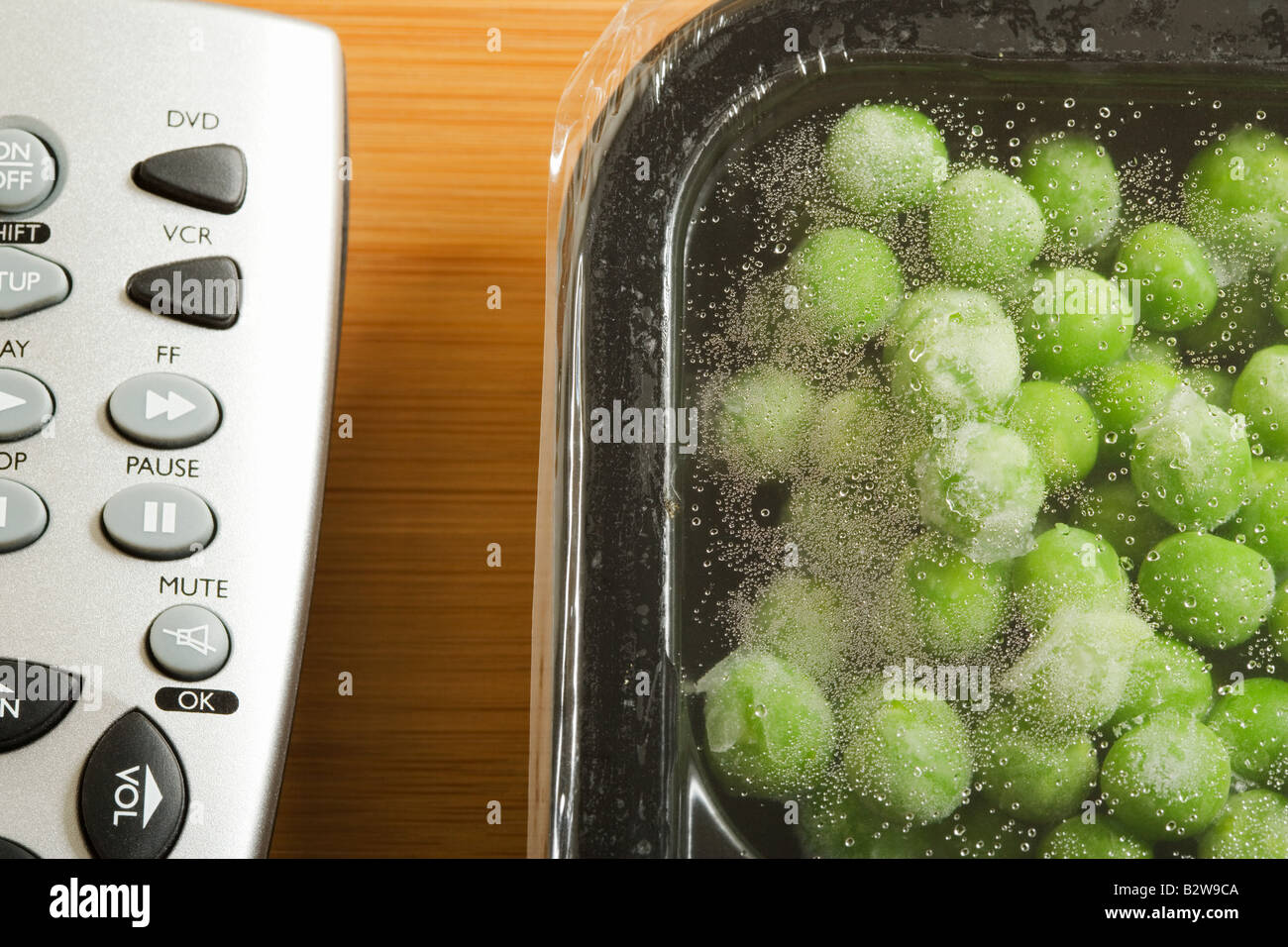 Eine Fernbedienung und ein Tv-dinner Stockfoto