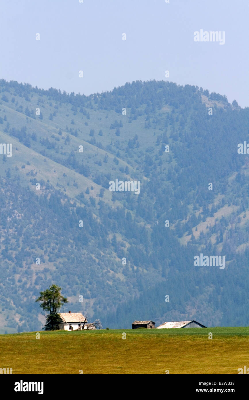 Kleines Gehöft entlang U S Highway 26 östlich von Idaho Falls, Idaho Stockfoto