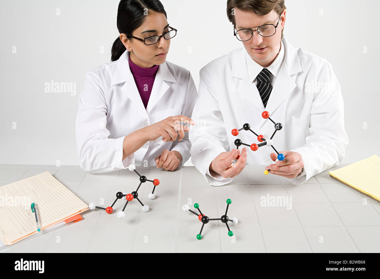Wissenschaftler mit Molekül-Modelle Stockfoto