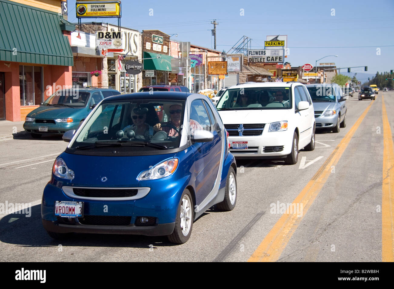 Smart Auto in einer Reihe von Verkehr in West Yellowstone, Montana Stockfoto