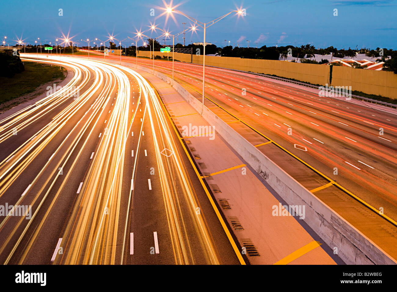 Autolichter auf einer Autobahn Stockfoto