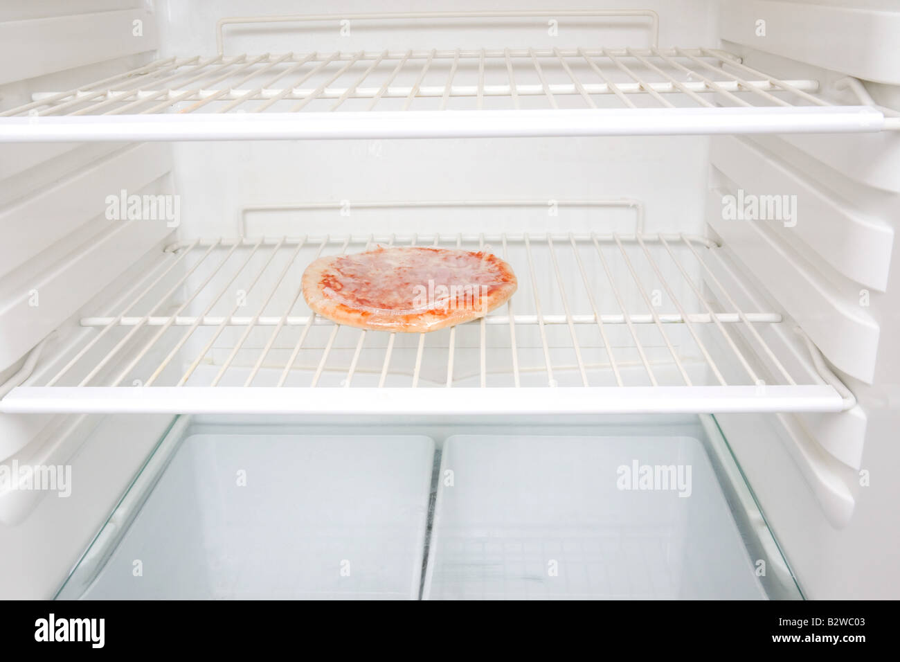 Eine Pizza im Kühlschrank Stockfotografie - Alamy