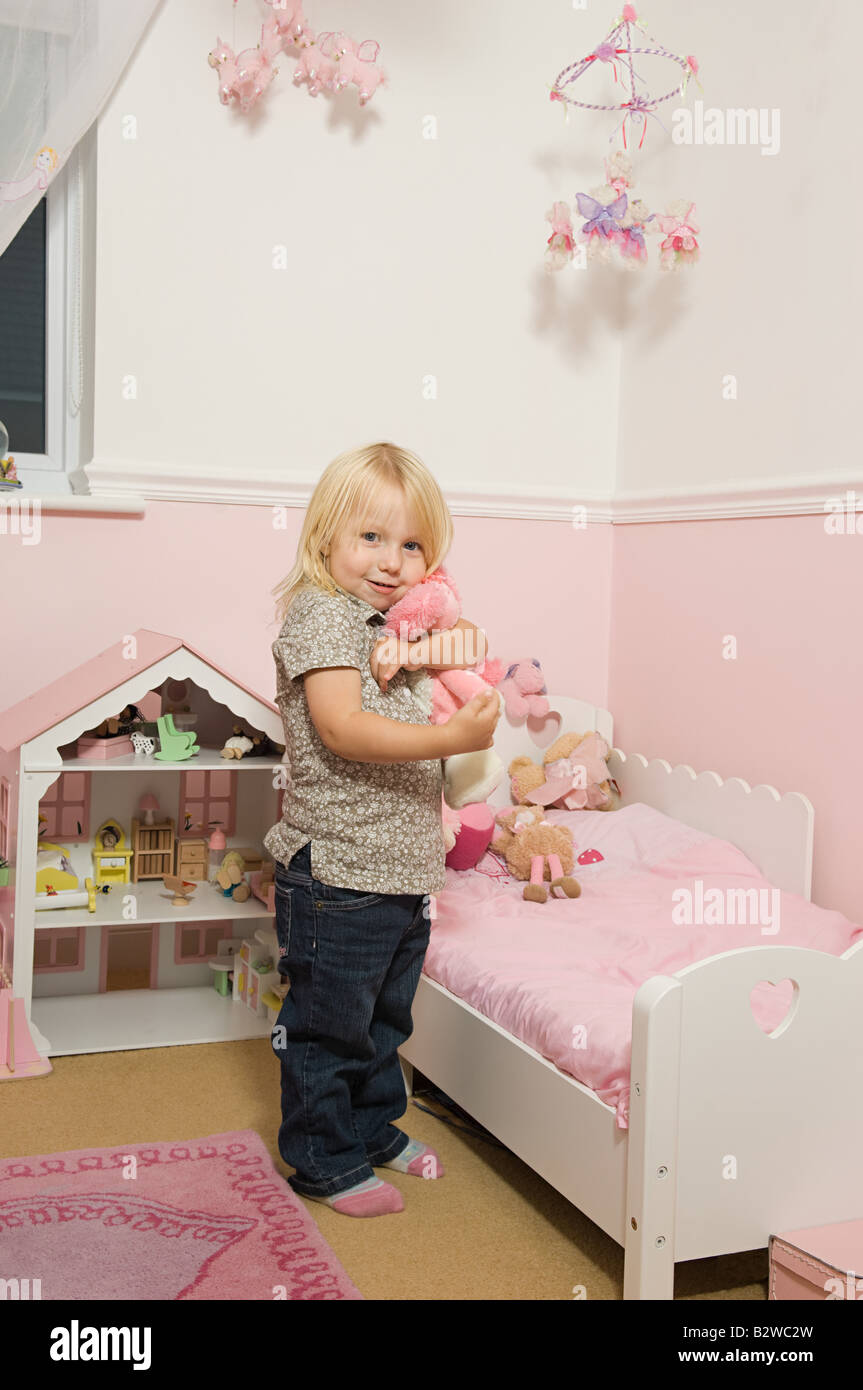 Kleines Mädchen in ihrem Zimmer Stockfoto