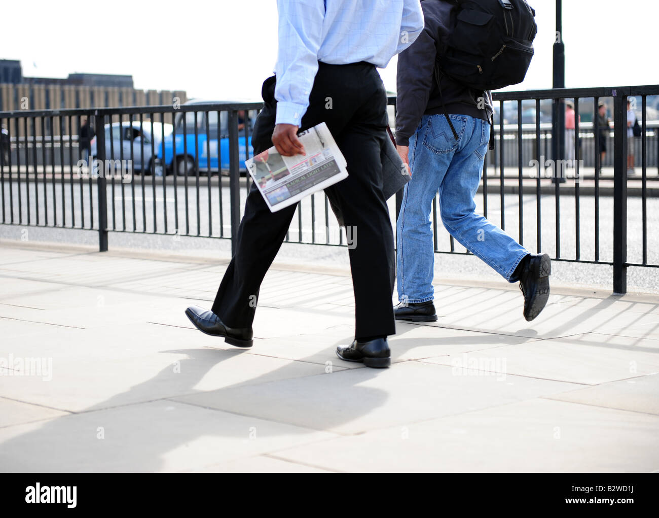 Pendler, die zu Fuß über London Brücke auf dem Weg zur Arbeit Stockfoto