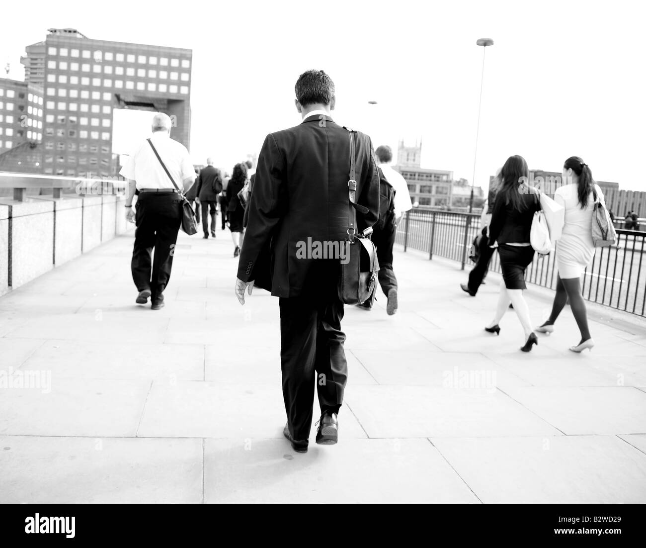 Pendler, die zu Fuß über London Brücke Menschen zu Fuß zur Arbeit Mann im Anzug zu Fuß Frau zu Fuß Rauschen arbeiten Mann zu Fuß Stockfoto