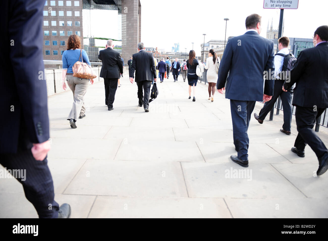 Pendler, die zu Fuß über London Brücke während der Rush hour Stockfoto