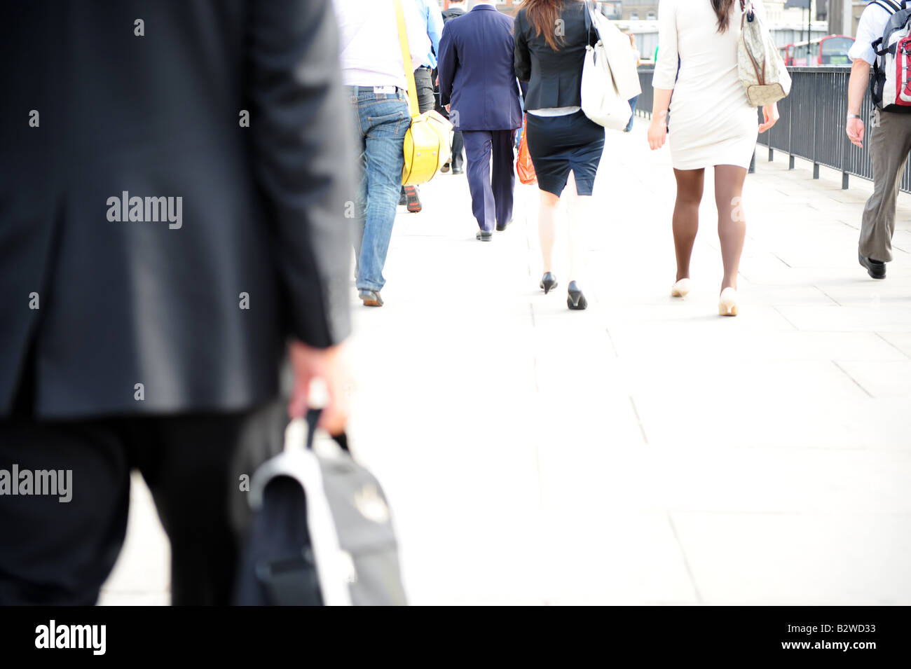 Pendler, die zu Fuß über London Brücke Mann im Anzug zu Fuß Frau zu Fuß Rauschen arbeiten Mann zu Fuß Stockfoto