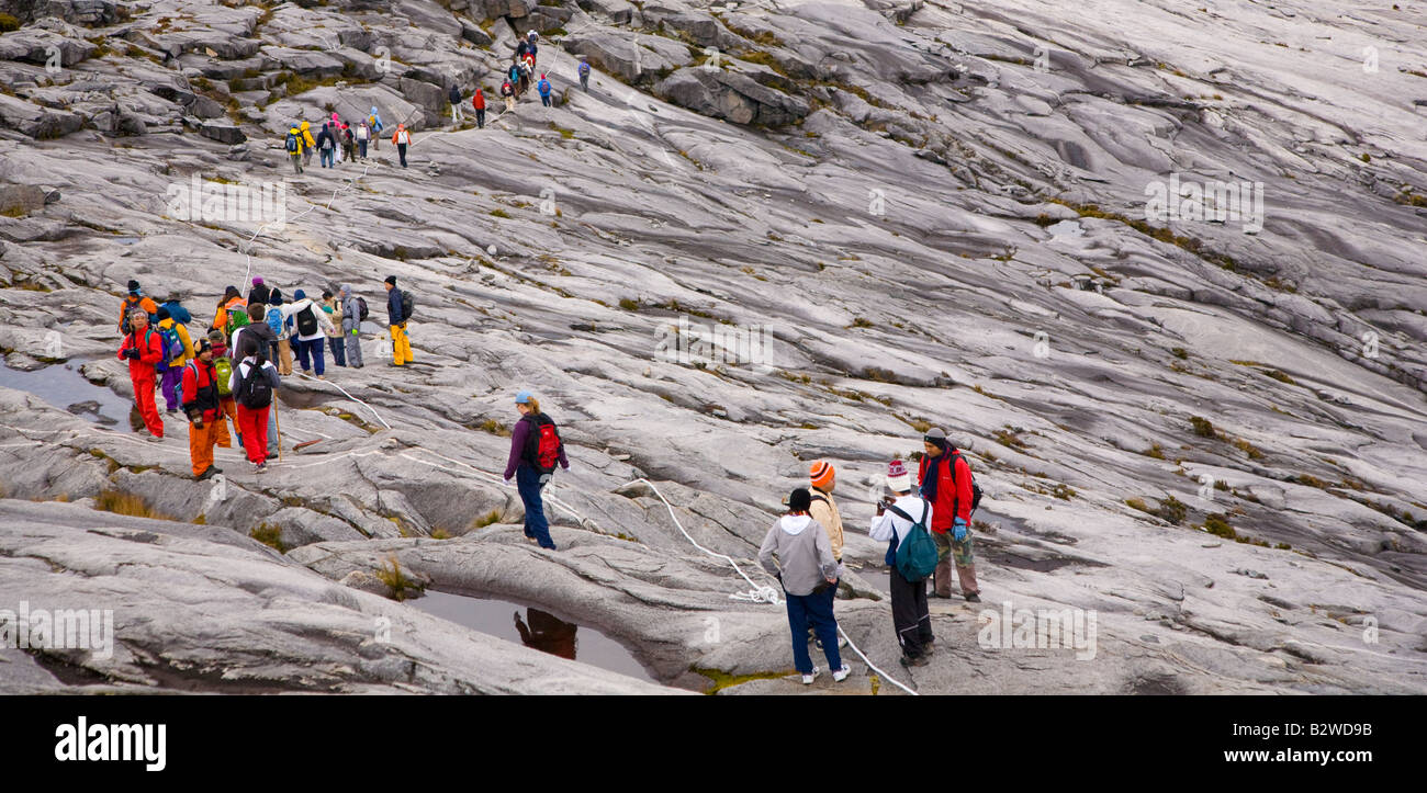 Sabah Malaysia Borneo Kinabalu National Park Wanderer steigen die Gipfel-Trail durch die dramatische Landschaft des Mount Kinabalu Stockfoto