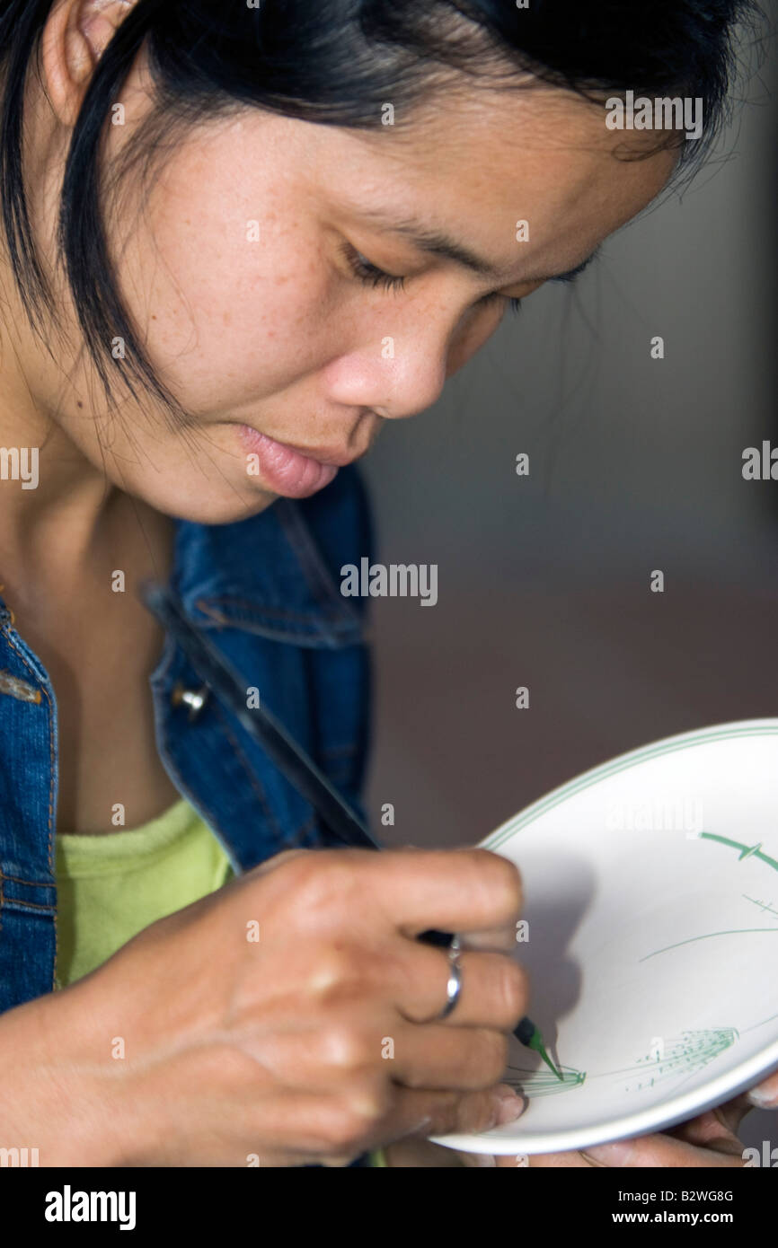 Frau Hand malt Design auf Platte Bat Trang Keramik Dorf in der Nähe von Hanoi Vietnam Stockfoto