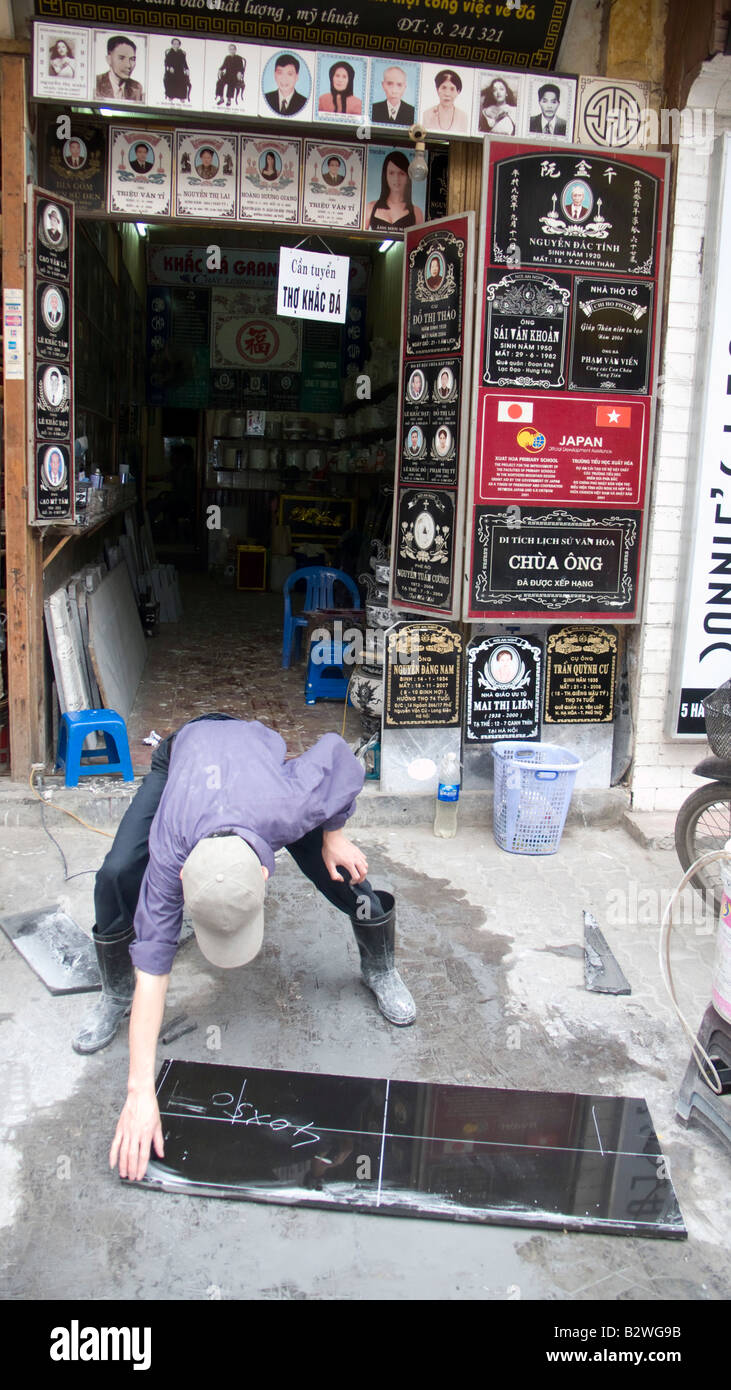 Handwerkers Maßnahmen Granit Platte Friedhof Plaque Hanoi Vietnam Stockfoto