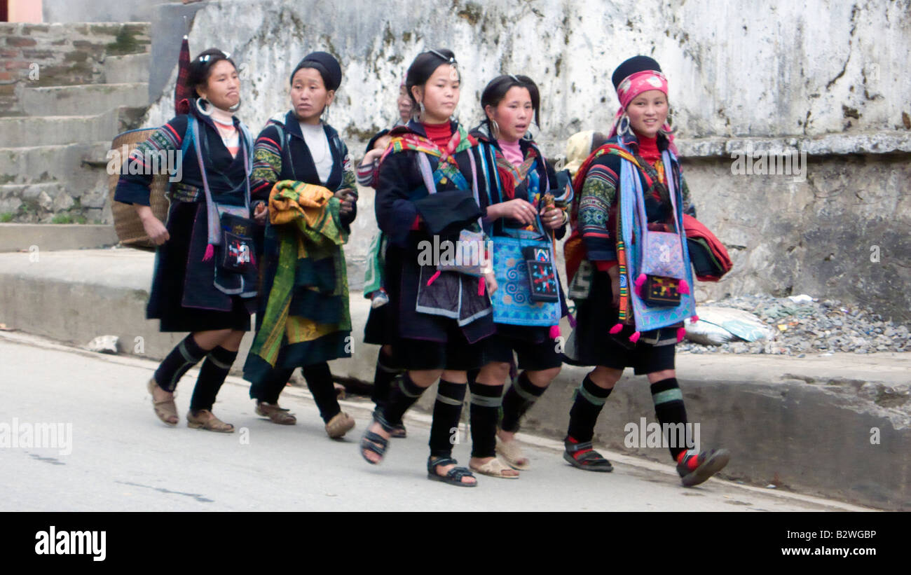 Black Hmong Hilltribe Frauen in Straßen der Marktgemeinde Sapa Nord-Vietnam Stockfoto