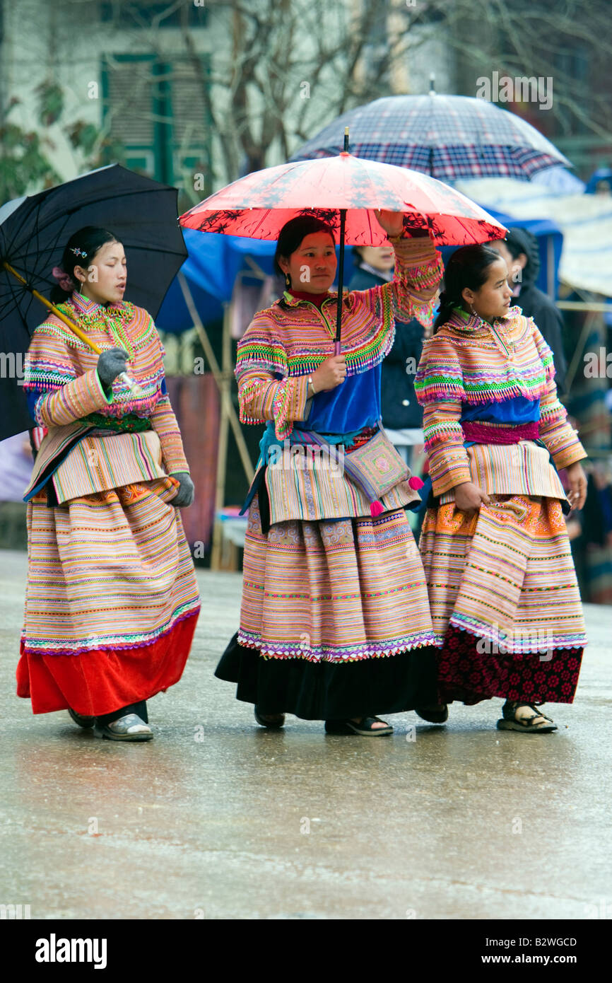 Bac Ha Bergvolk Markt bekannt für bunte Blume Hmong Händler Nord-Vietnam Stockfoto