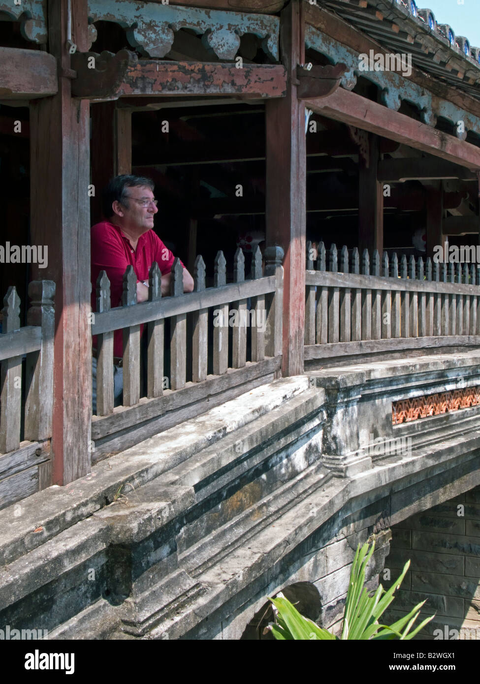Tourist schaut aus Wahrzeichen Japanese Covered Bridge Hoi An Vietnam Stockfoto
