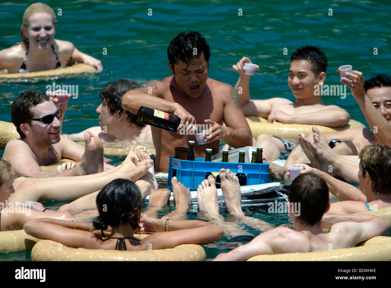 Touristen genießen Zechen im beliebten schwimmende bar Insel Party Kreuzfahrt Nummer 4 Nha Trang Beach Resort Vietnam Stockfoto