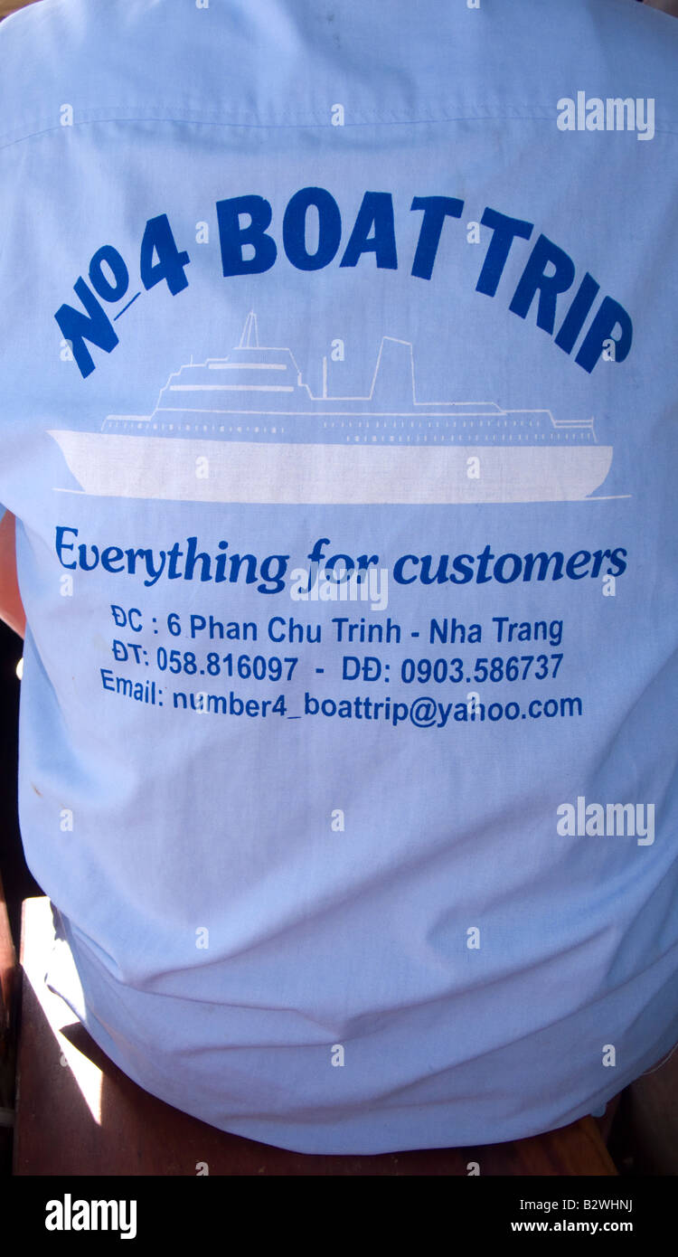 Crew Shirt Werbung bekannte Partei Kreuzfahrt Nummer 4 Nha Trang Vietnam Stockfoto