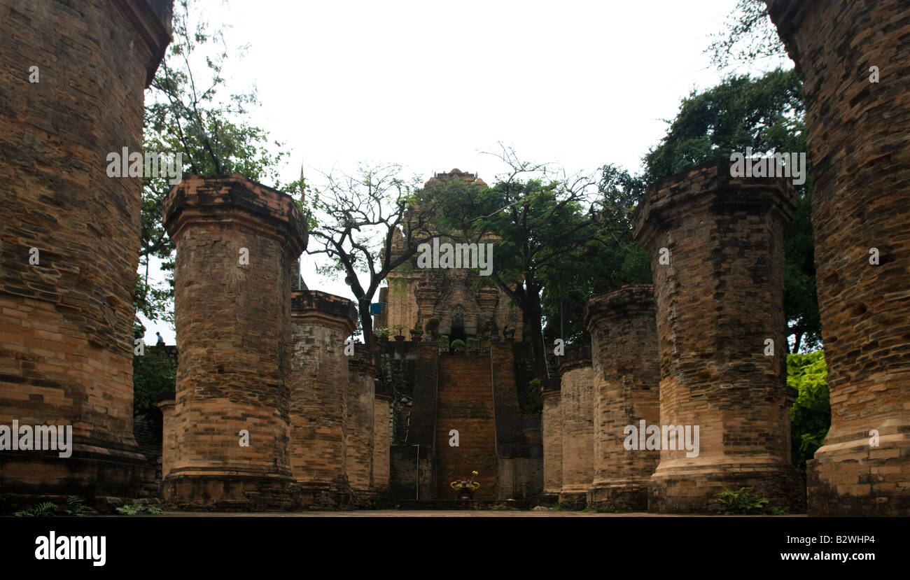 Alten, gemauerten Säulen führen Thap Chinh North Tower Po Nagar Cham Towers Nha Trang Beach Resort Vietnam Stockfoto