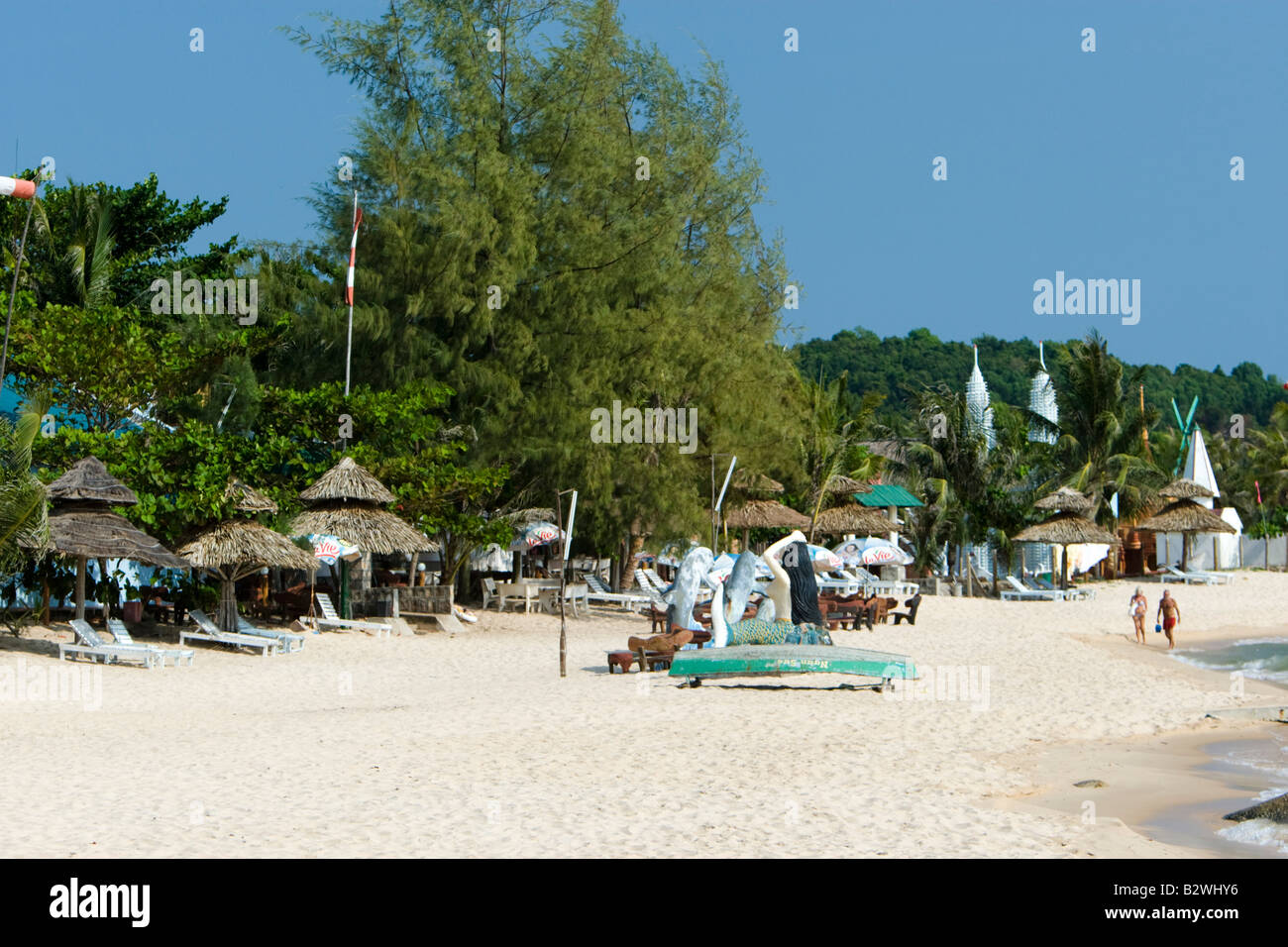 Schirme Linie Strand der Insel Phu Quoc Vietnam Stockfoto