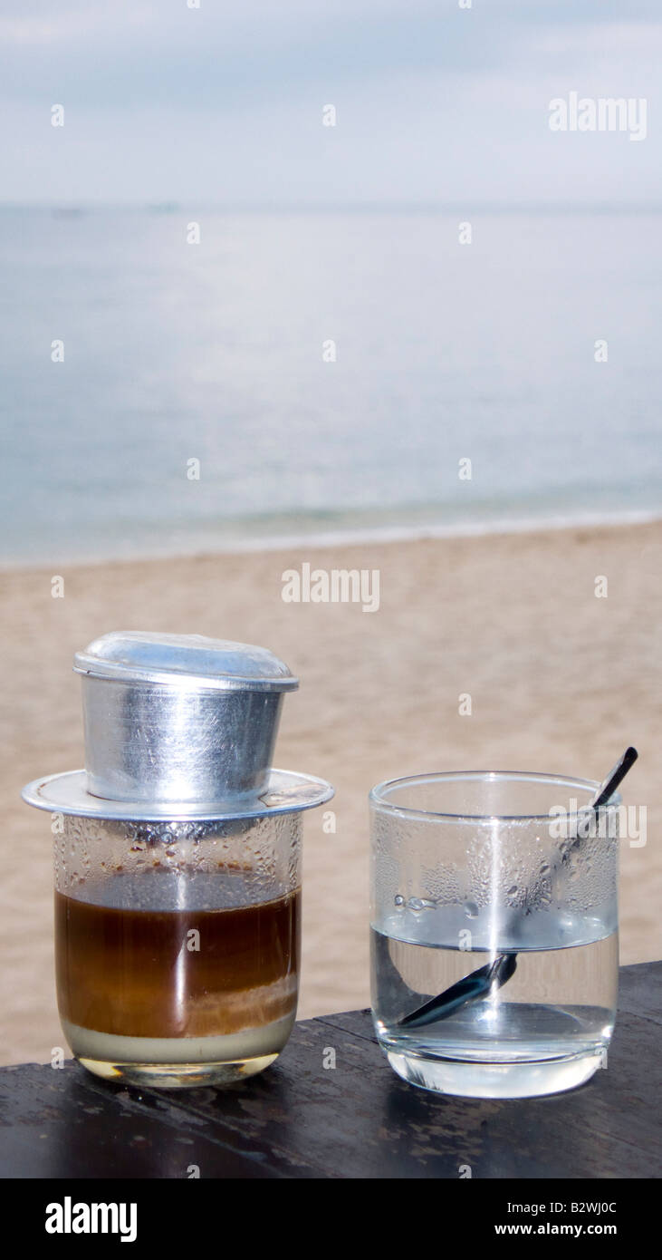 Vietnamesische Filterkaffee im Glas mit Kondensmilch Insel Phu Quoc Vietnam individuell gefertigt Stockfoto