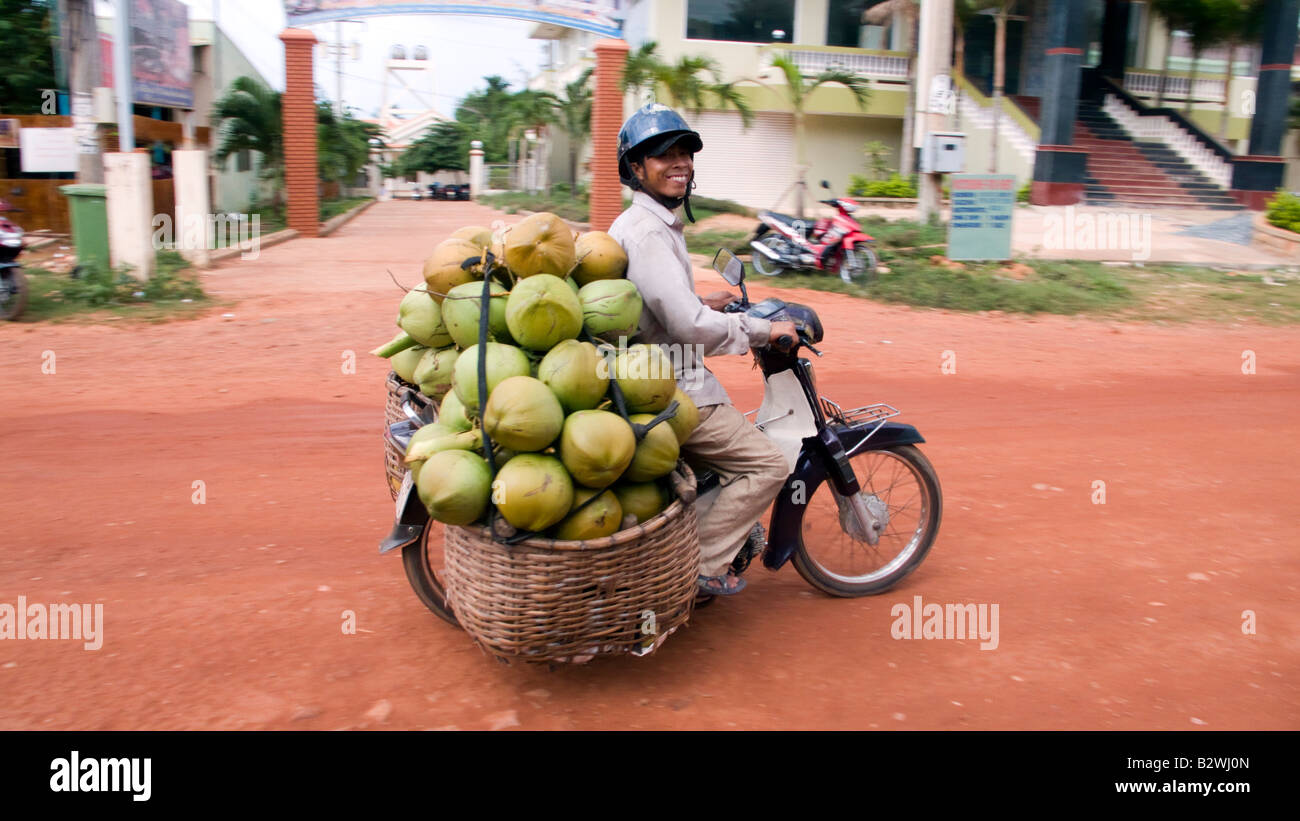 Mann fährt Kokosnuss beladenen Motorrad Insel Phu Quoc, Vietnam Stockfoto