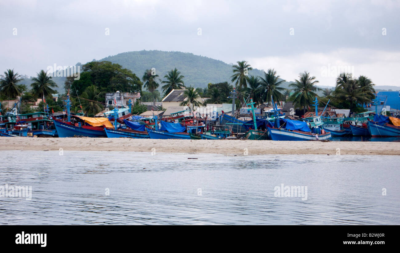 Angelboote/Fischerboote in Duong Dong Town Hafen der Insel Phu Quoc, Vietnam Stockfoto