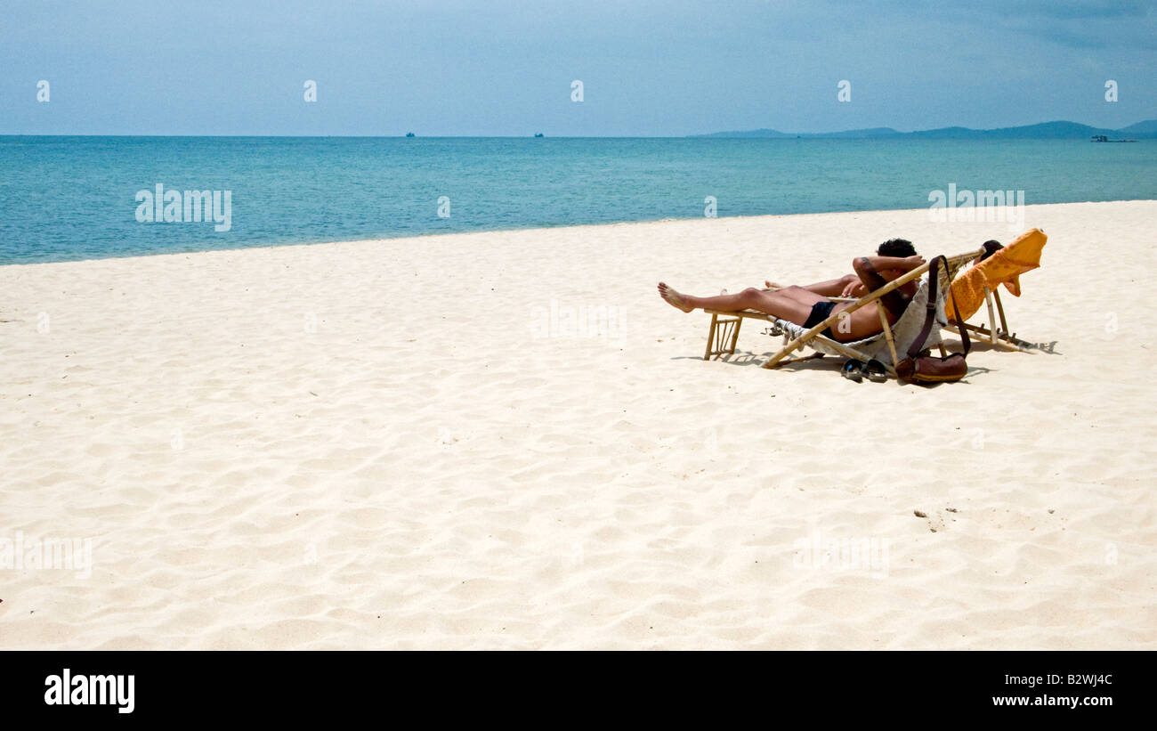 Paar entspannen Sie sich in Liegestühlen am weißen Sandstrand Long Beach Phu Quoc Island-Vietnam Stockfoto