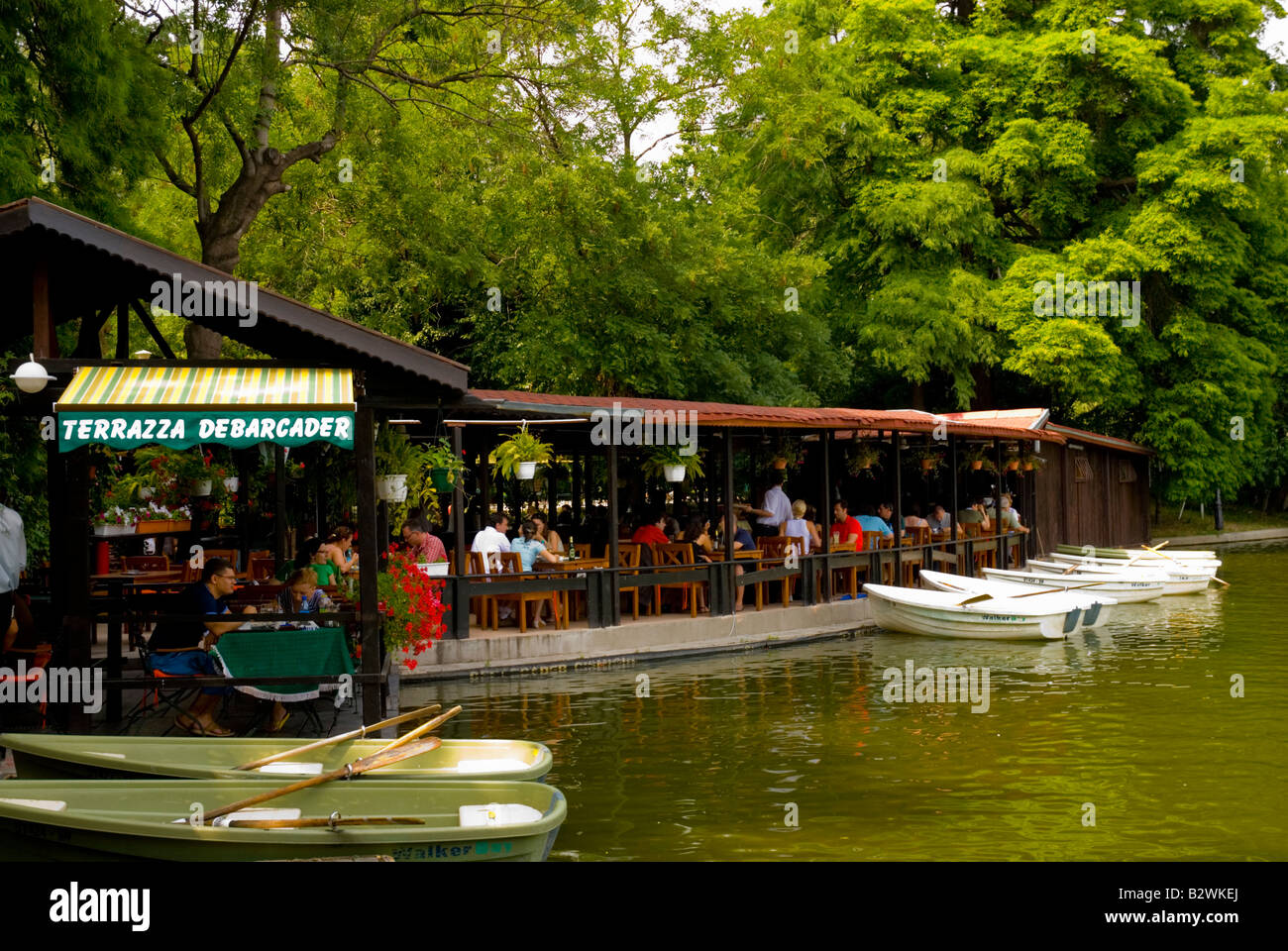 Restaurant-Terrasse und Ruderboote zu mieten in Cismigiu-Park in Bukarest Rumänien Europa Stockfoto