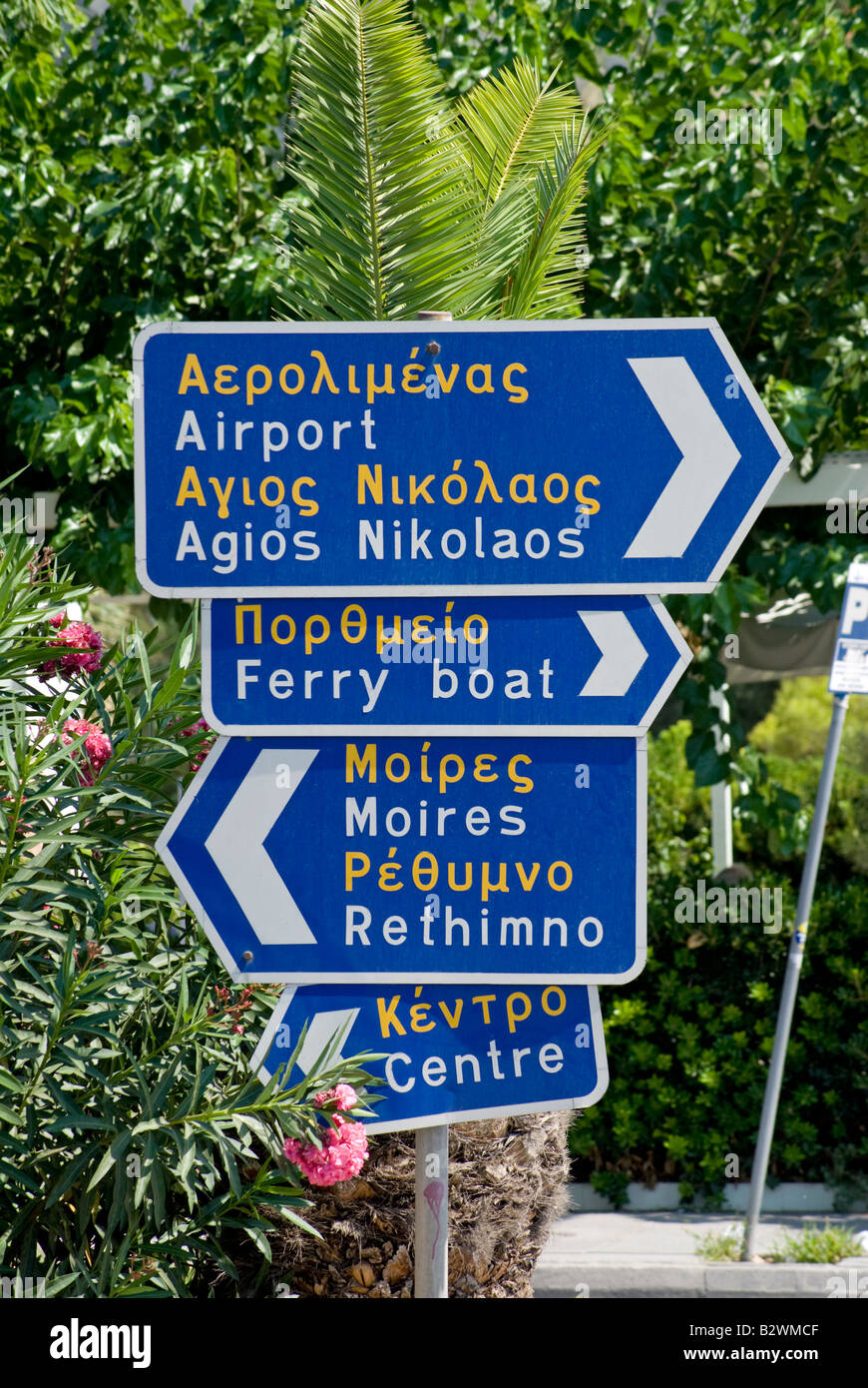 Heraklion, Heraklion, Kreta, Griechenland. Zweisprachige Straßenschilder in Griechisch und Englisch vom Busbahnhof Stockfoto