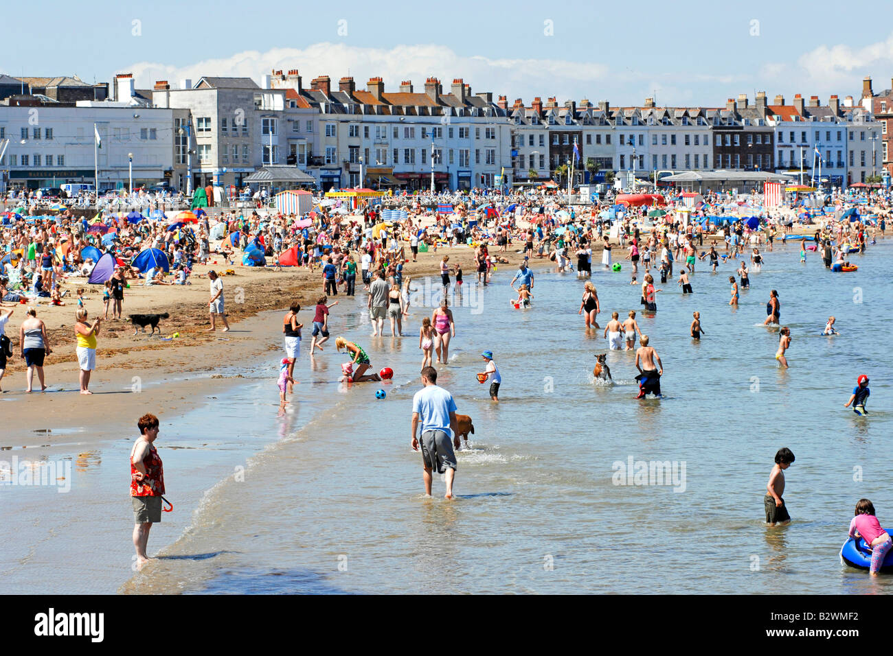 Blick auf die Menschen drängten sich auf Weymouth Strand an einem Sommer-Nachmittag Stockfoto