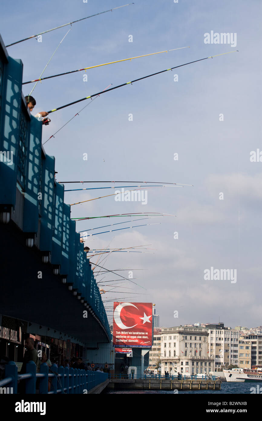 Galata Brücke Angeln vertikale. Eine Reihe von bunten Angelruten hängen von der Seite der Galata-Brücke, Linien glitzernd Stockfoto