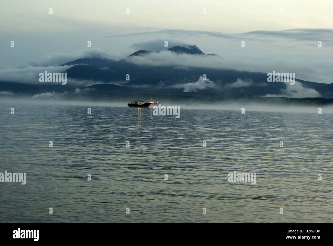 Schiffe im Hafen am Yuzhno Kurilsk; Kunaschir Insel; Kette der Kurilen-Inseln; Fernen Osten Russlands. Vulkan von Mendelejew Stockfoto