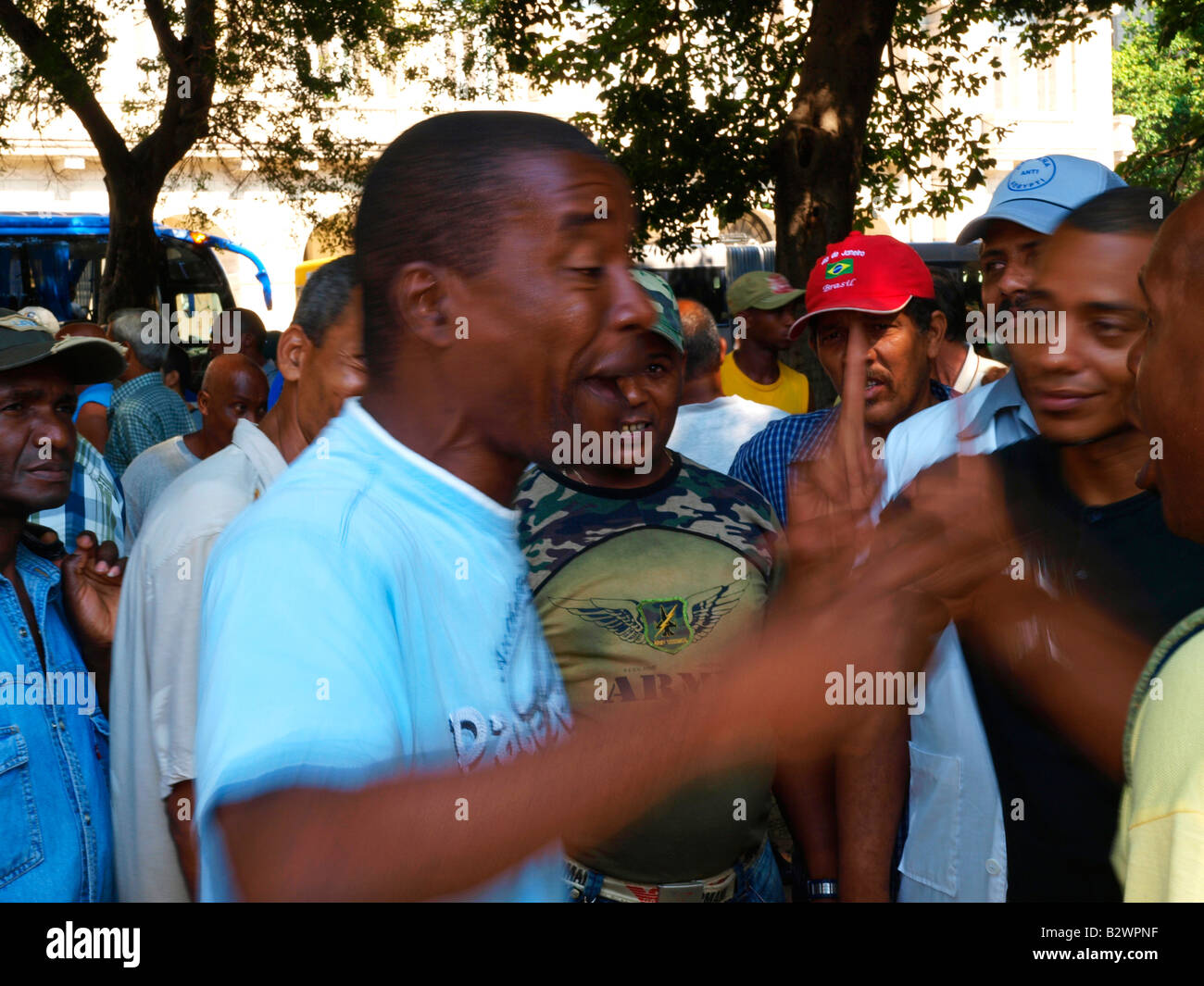 kubanische Baseball-Fans diskutieren im Stadtzentrum von Havanna Stockfoto