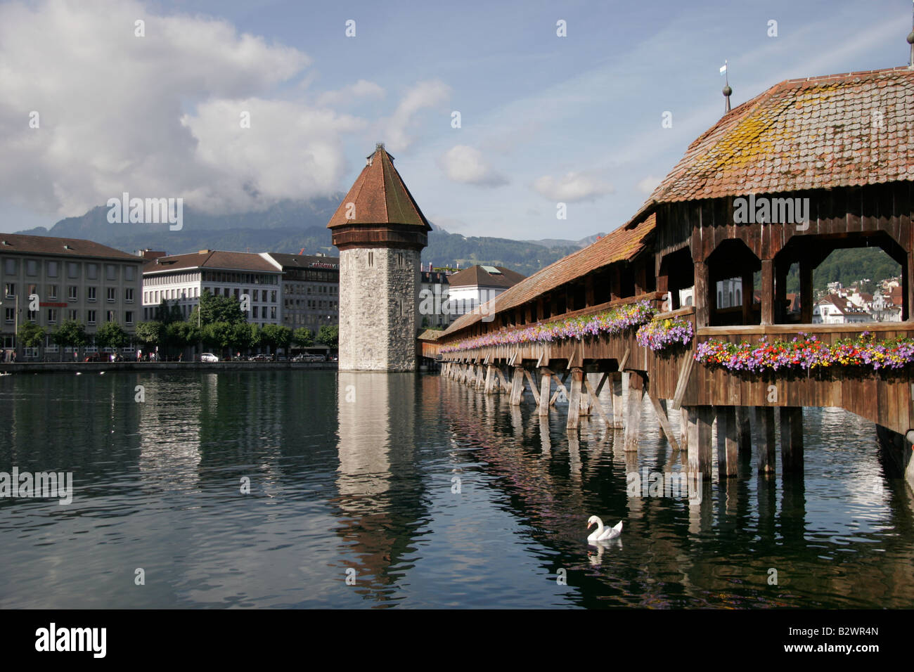 Die Kapellbrücke und Wasserturm Wahrzeichen in Luzern, Zentralschweiz Stockfoto