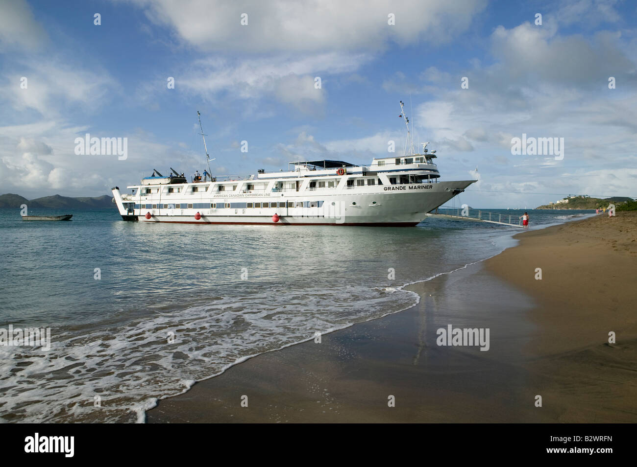 Kreuzfahrtschiff Landung Pinkney Strand Nevis Stockfoto