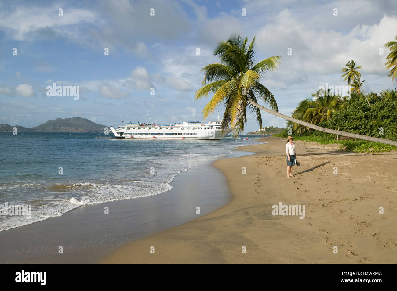 Kreuzfahrtschiff Landung Pinkney Strand Nevis Stockfoto