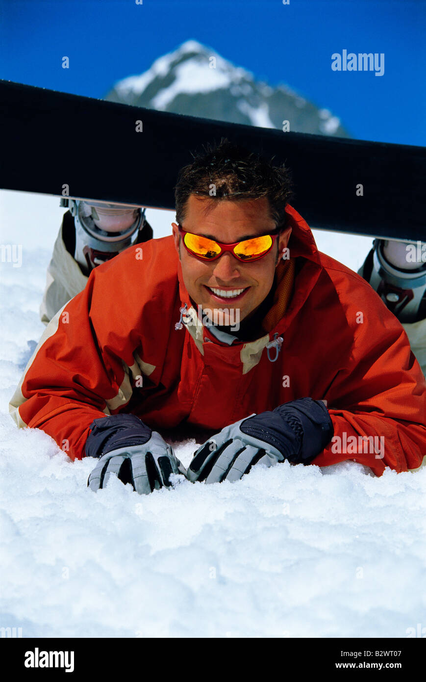 Snowboarder auf verschneiten Hügel tragen Board und lächelnd (Tiefenschärfe) Stockfoto