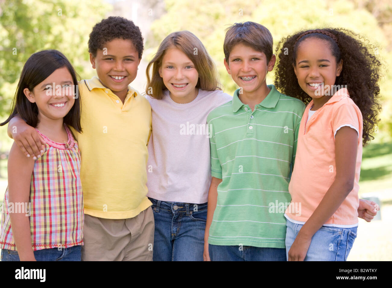 Fünf junge Freunde stehen im freien Lächeln Stockfoto