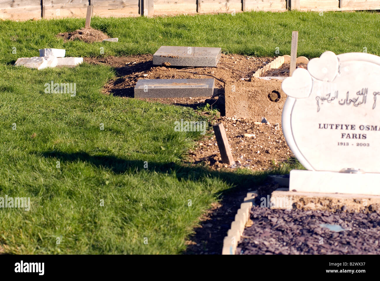 Rassistische Vandalen entweiht 11 muslimische Gräber in St Mary s Church Cemetery in Kirche Green Road Bletchley Stockfoto