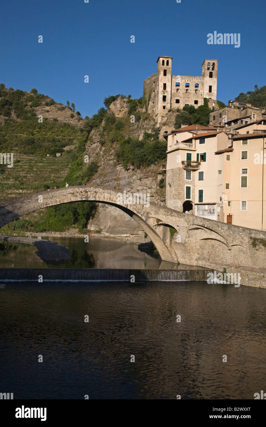 Die Ponte Vecchio und Castello dei Doria in Dolceacqua Stockfoto
