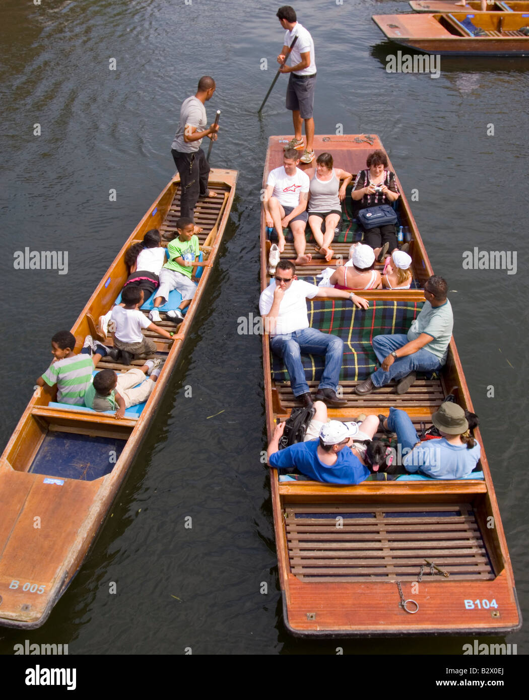 Touristen, Stechkahn fahren auf dem Fluss Cam in Cambridge, Uk Stockfoto