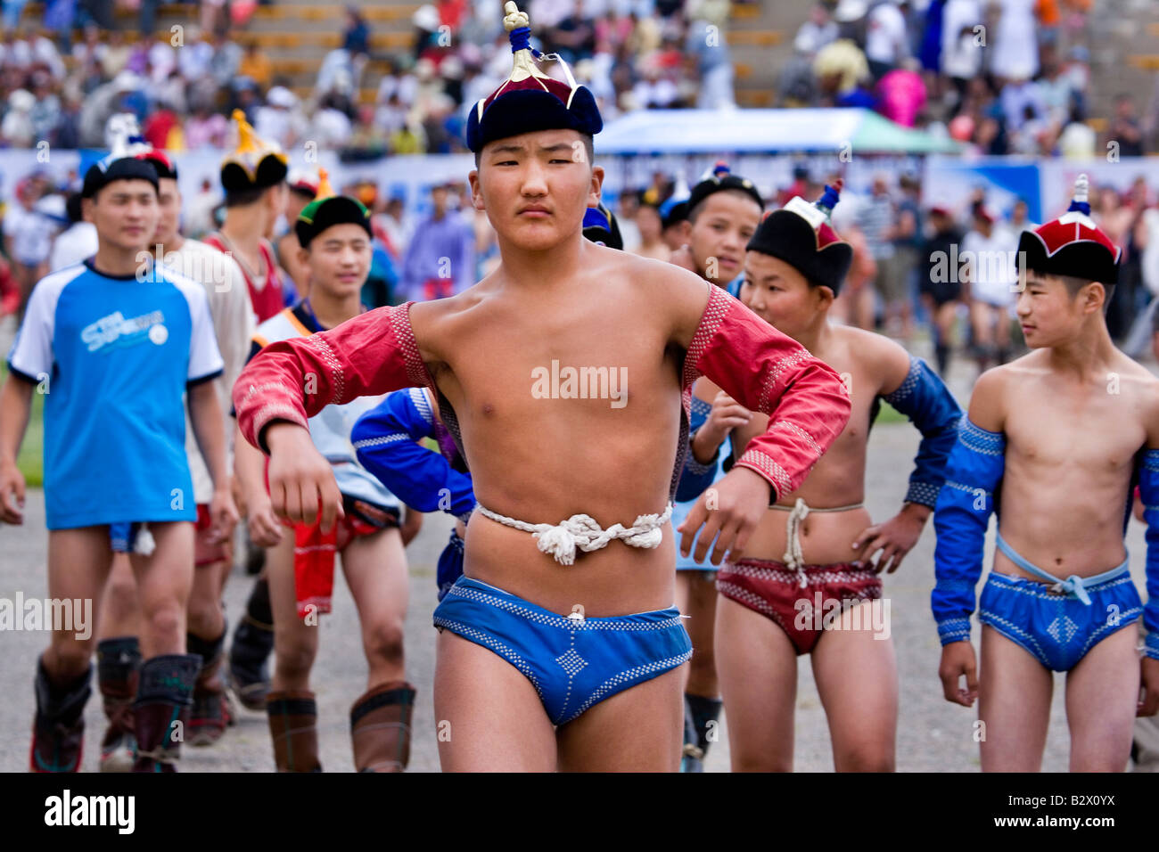 Start des Naadam-Fest zum 800. Jubiläum des mongolischen Staates in die nationalen Stadion junge Ringer Stockfoto