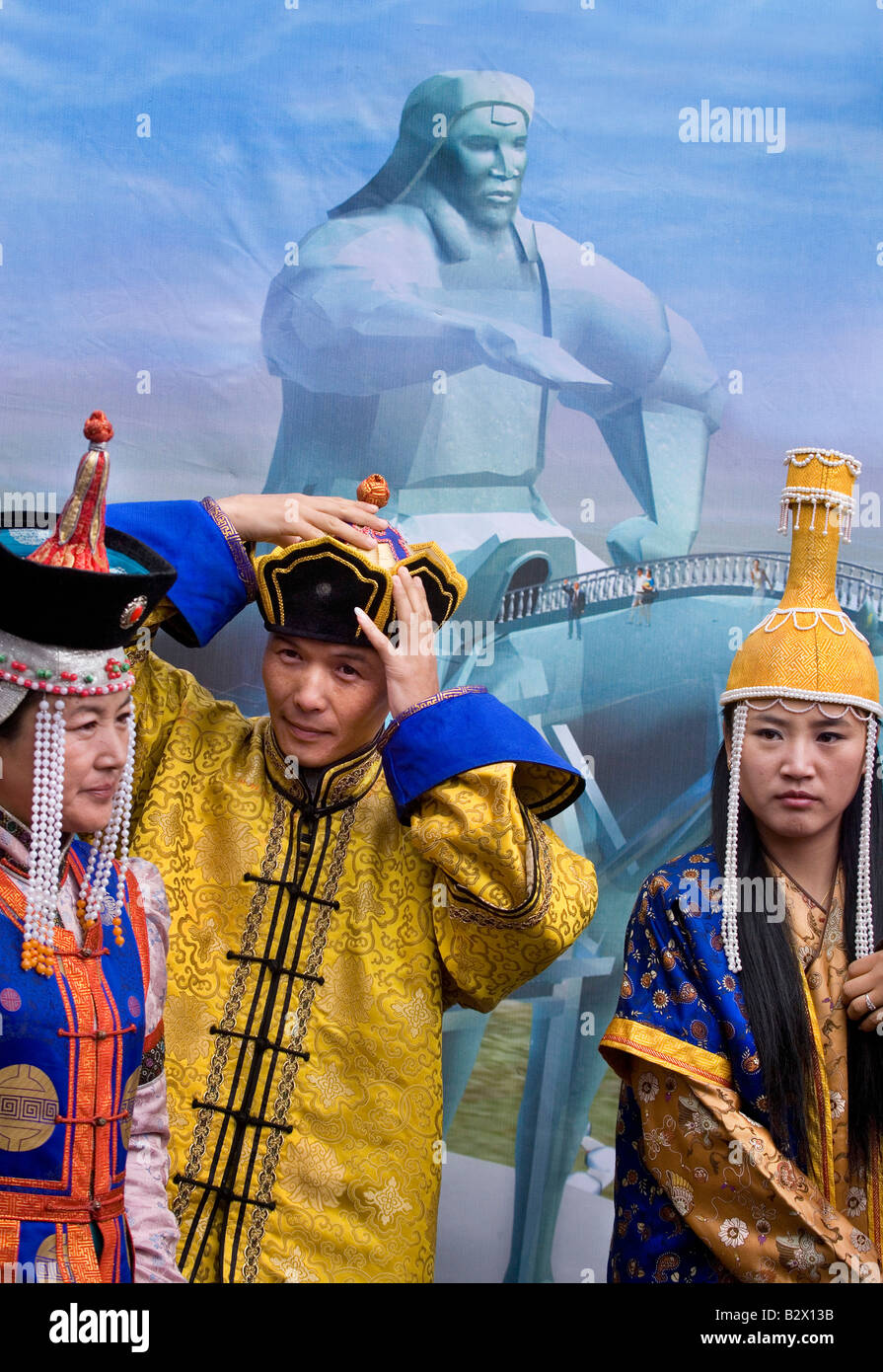 Woche das Naadam-Fest feiert das 800. Jubiläum oder der mongolischen Staat Dschingis Khan Photobooth Teilnehmer Kleid Stockfoto